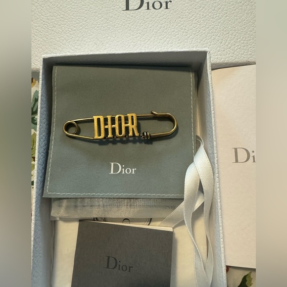 100% Authentic✨Christian Dior Gold Brooch - Picture 1 of 7